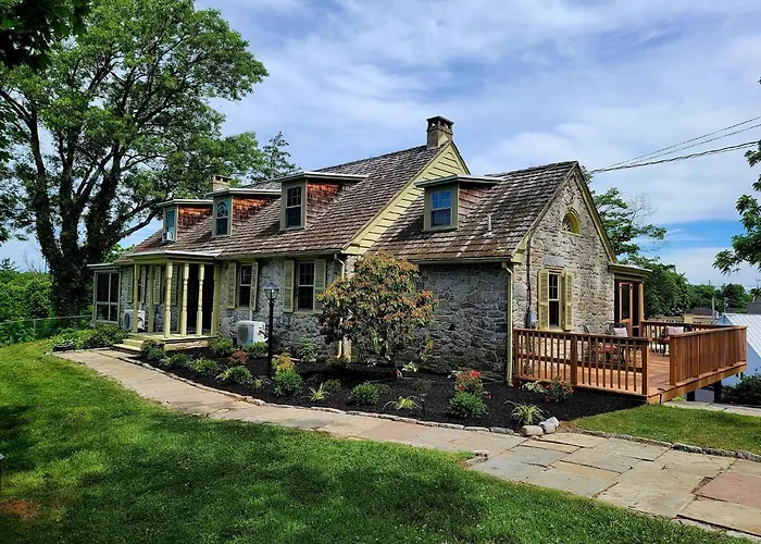 Downingtown Manor - 1900S Farmhouse With Creek Views