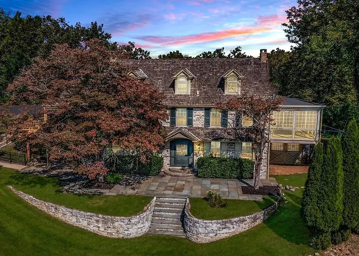 Downingtown Manor - 1900S Farmhouse With Creek Views